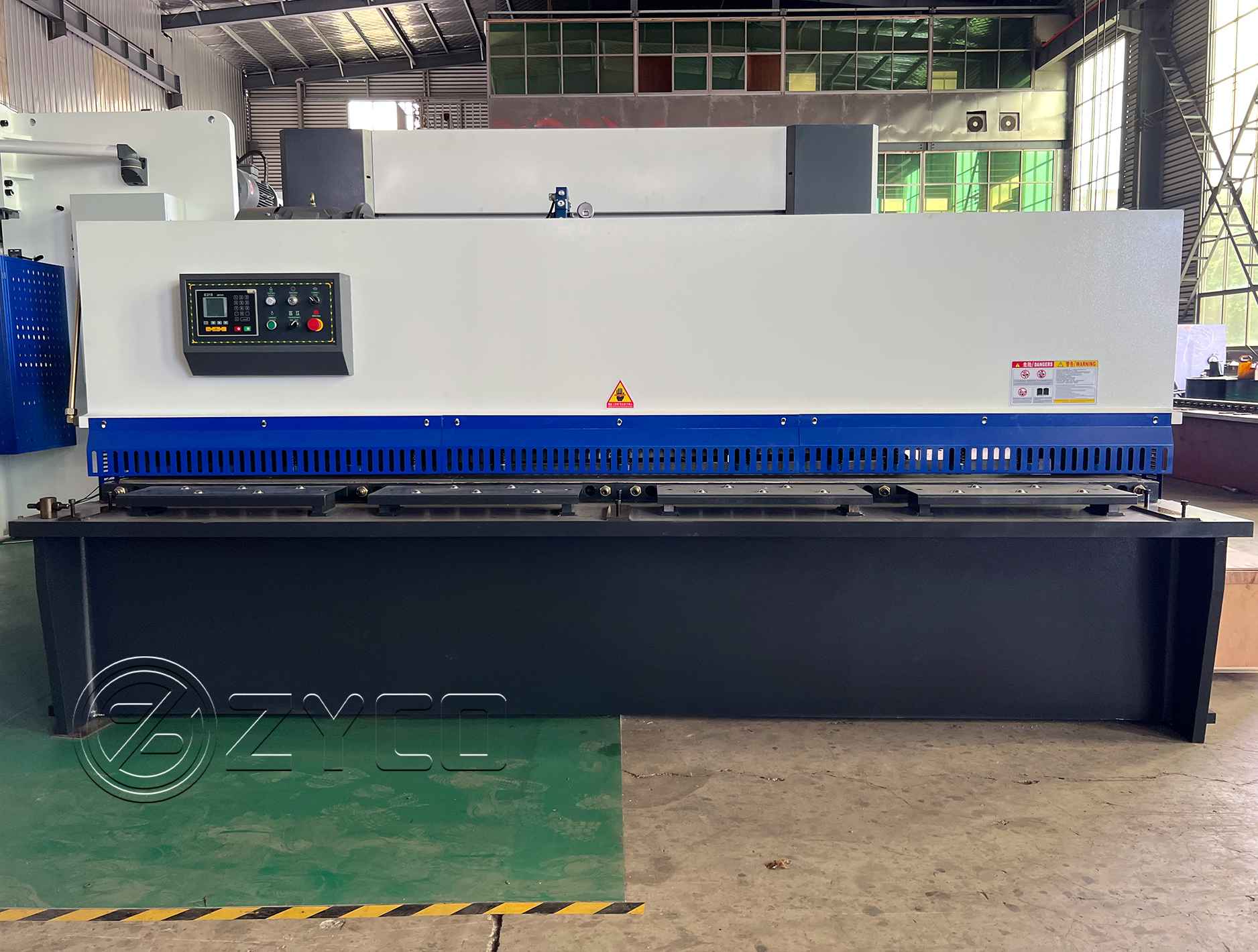 Iron plate shearing machine