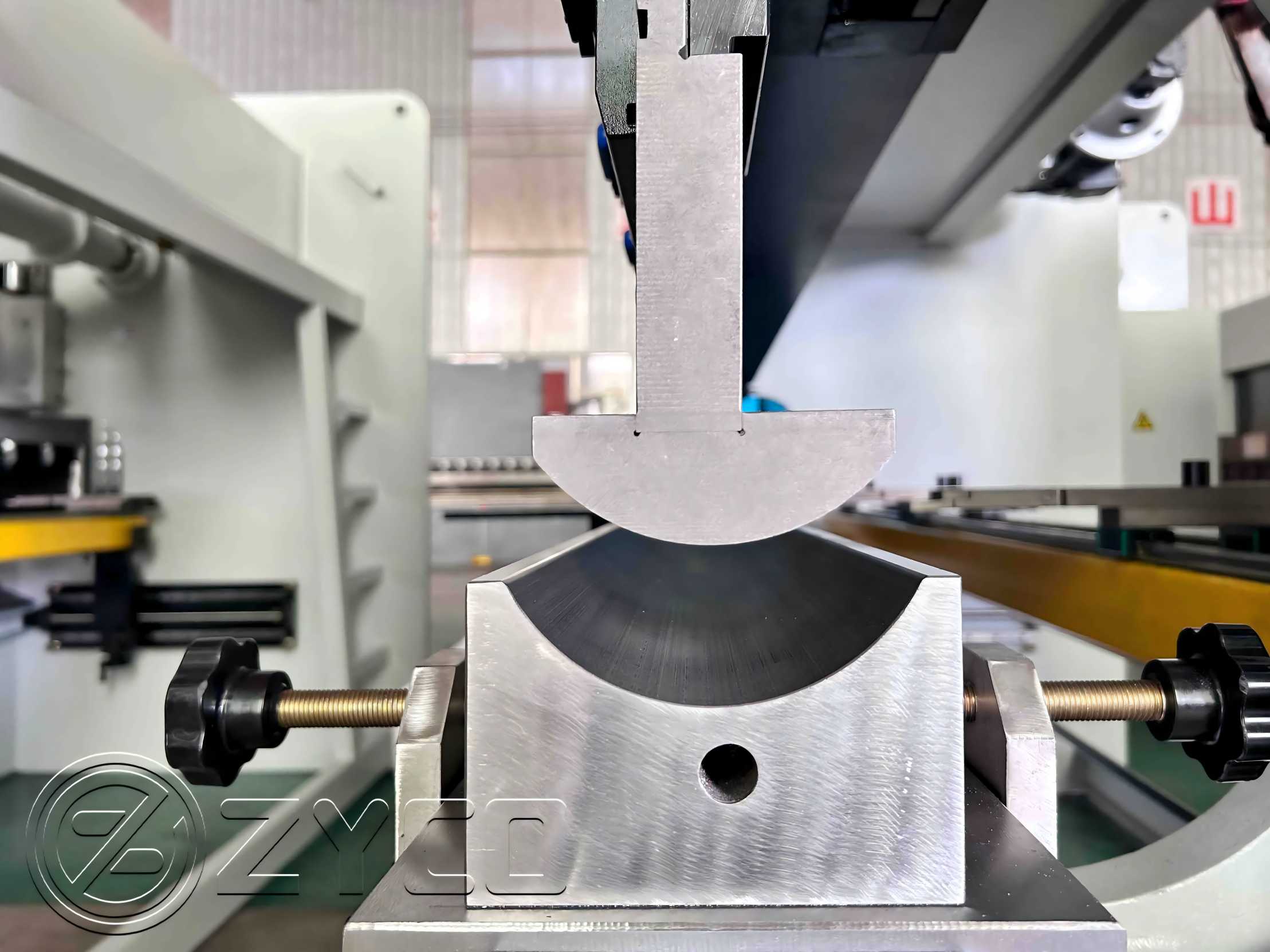 Alloy plate bending machine