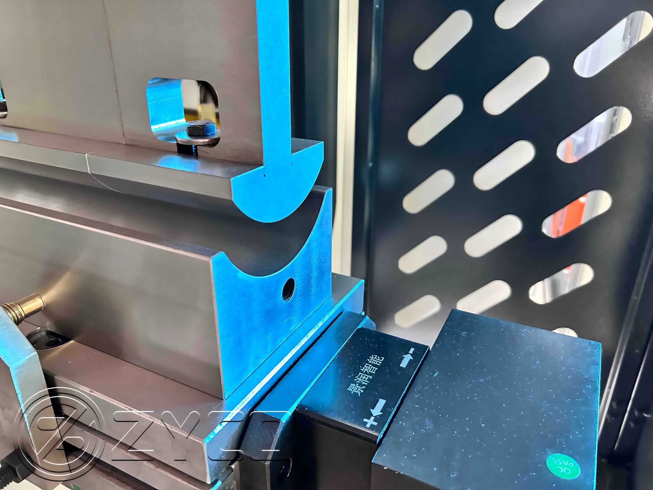 Using R-type molds to solve bending problems and win praise from customers