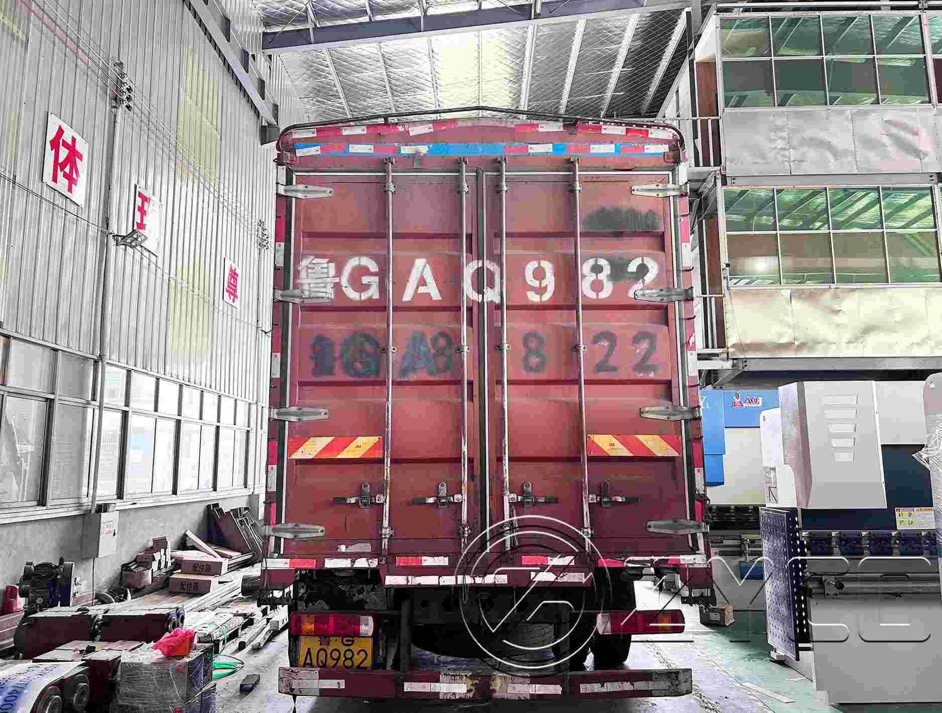 Precision sheet metal bending machine