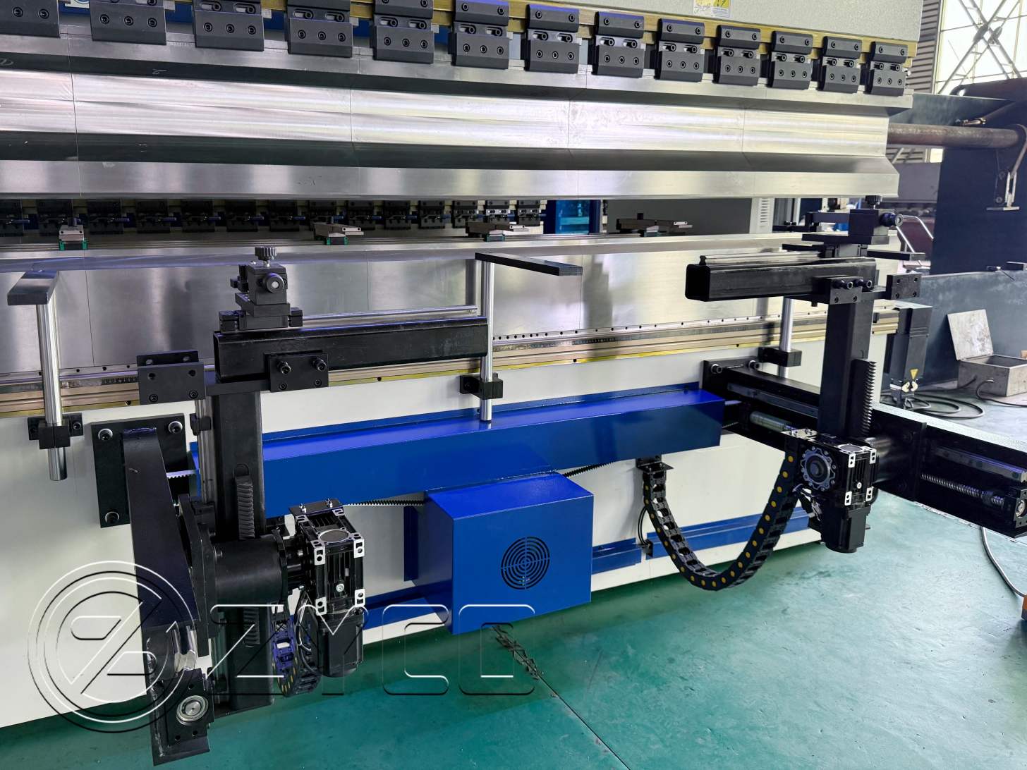 DE68T electro-hydraulic CNC bending machine