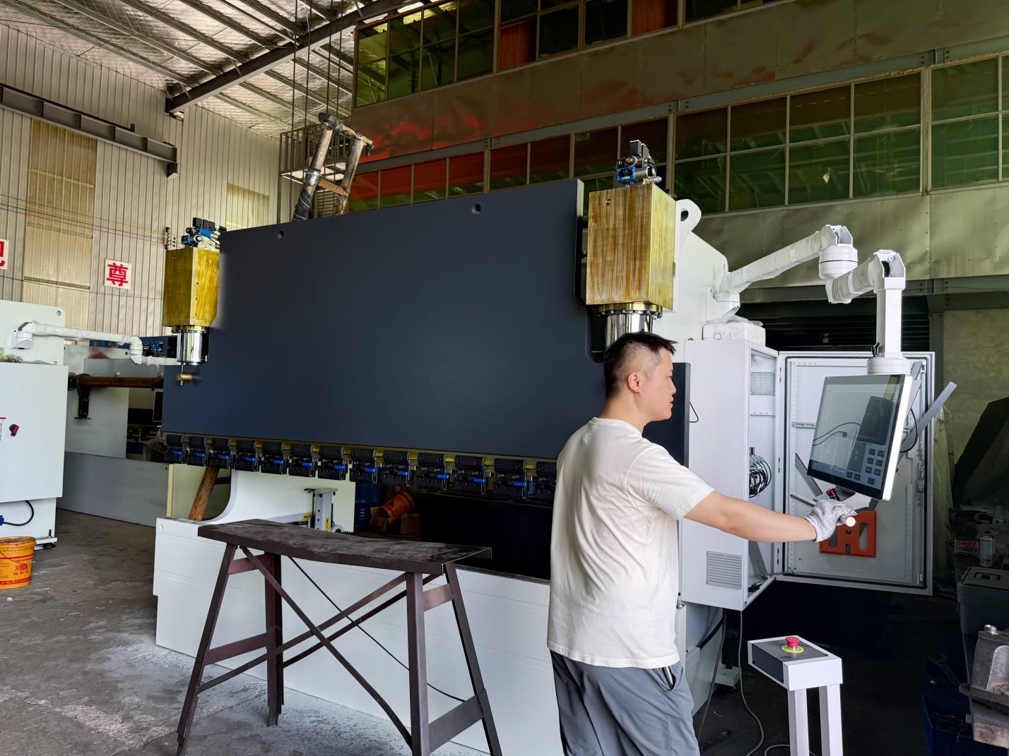 Twist axis synchronous bending machine