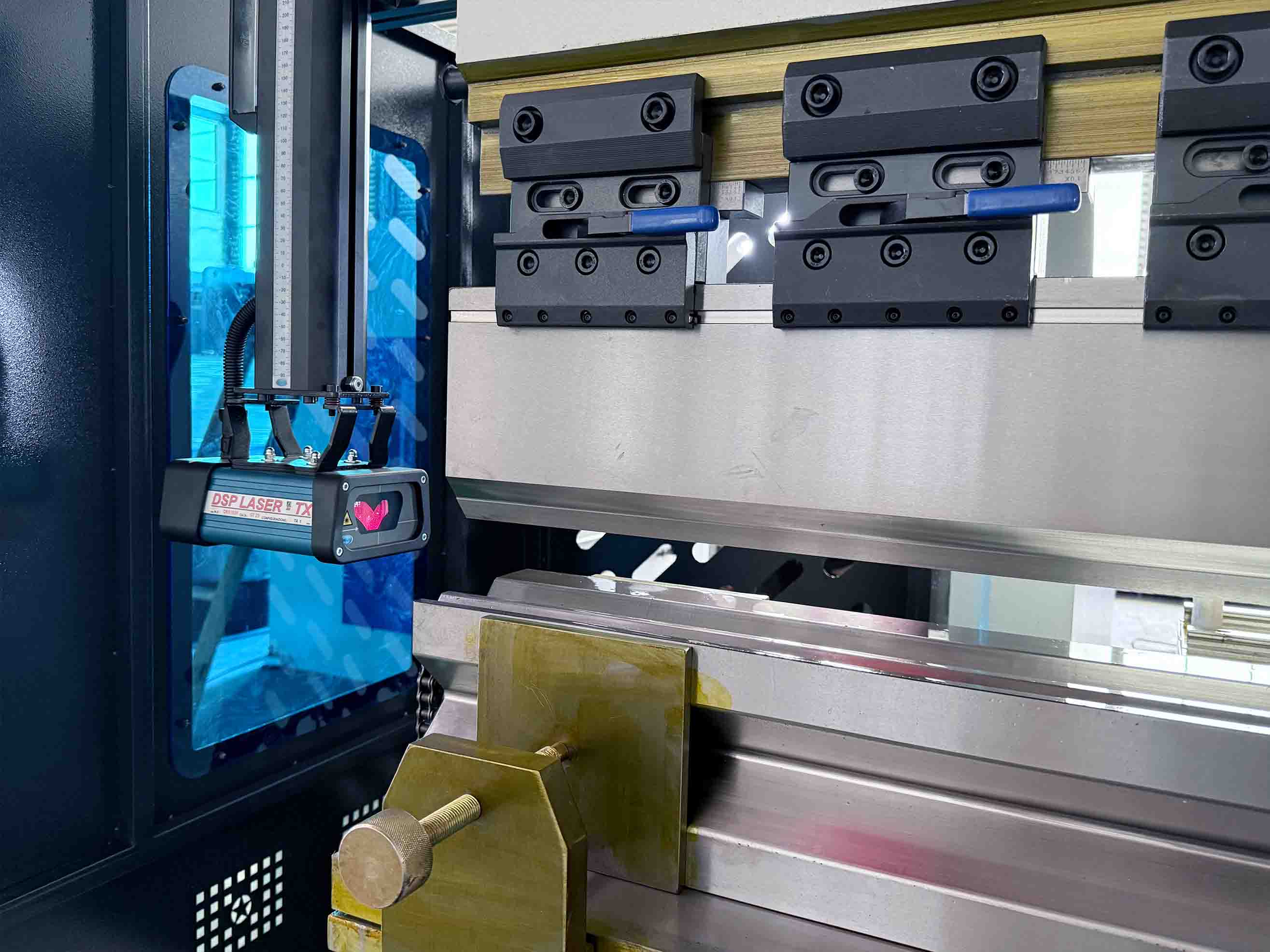 Ordinary hydraulic plate bending machine